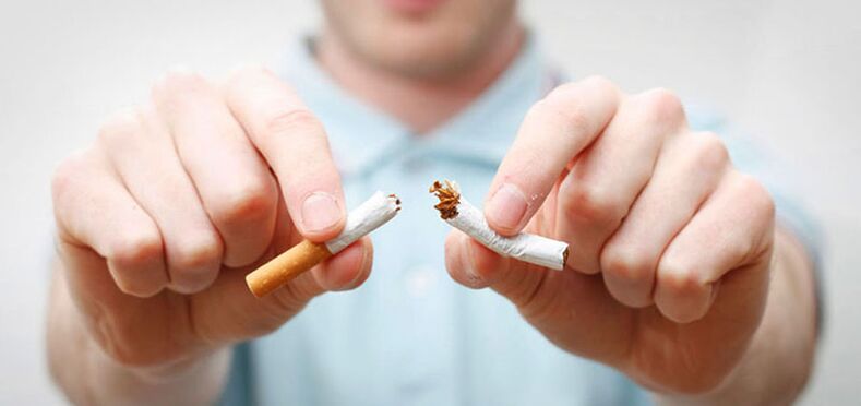 Félig cigarettába helyezve