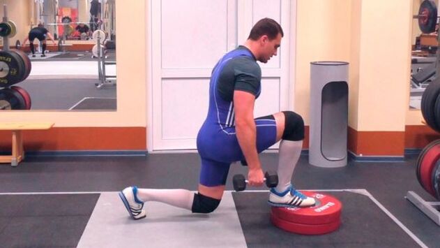 Gyakoroljon „Lunges” súlyzókkal, növelve a férfi potenciát